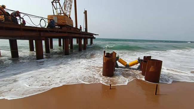 尼(ní)日爾-貝寧原油外輸管線項目海上終端(duān)工程-近岸段海底管線均已順利拖拉就(jiù)位 尼日爾-貝寧原油外輸管線項(xiàng)目海上終端工程-近岸段(duàn)海(hǎi)底管線均已順利拖拉就位