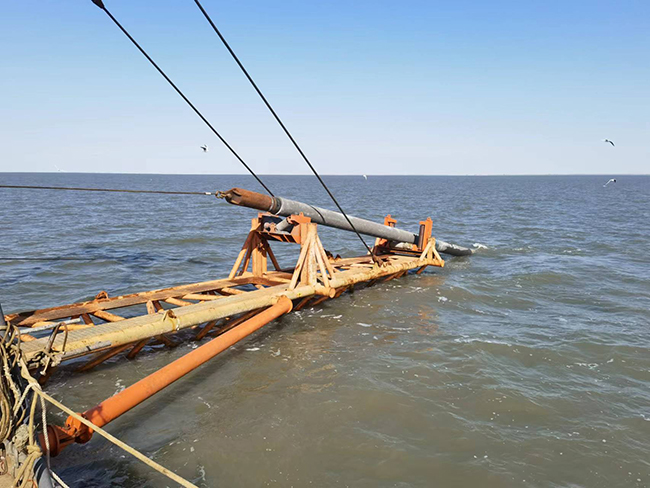 冀東南堡1-29儲氣庫(kù)先導試驗地麵工程注采(cǎi)集輸管道(dào)項目(mù)鋪管船施工項(xiàng)目進展順利 冀東南堡1-29儲氣庫先導試驗地(dì)麵工程注(zhù)采集輸管道項目鋪管船施工(gōng)項目進展順利