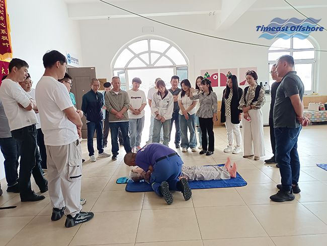 中文字幕精品人妻熟女海工攜手（shǒu）濱海藍天救援隊開展CPR心肺複蘇和基礎繩結實地培訓活動